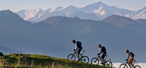 3 mountainbiker unterwegs auf die hohe salve 6